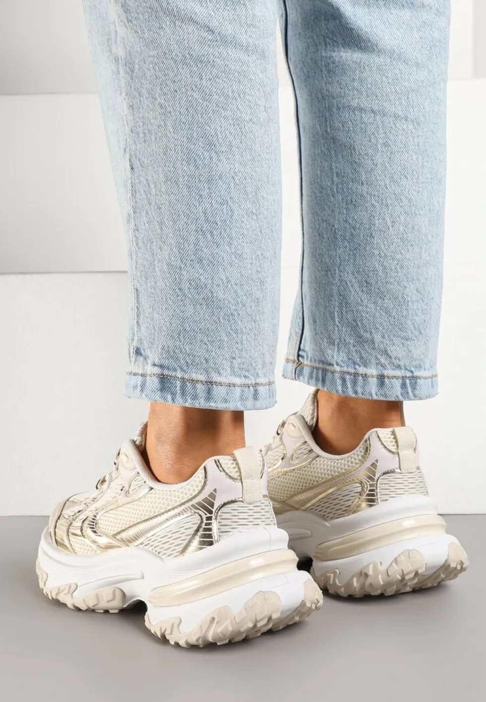Złote Sneakersy na Platformie z Geometrycznym Wzorem Mevriane