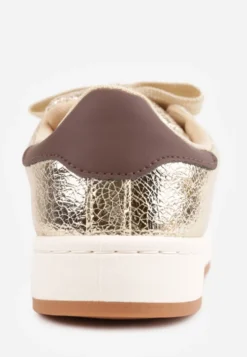 Złote Sneakersy Ozdobione Paskami Dolirenna