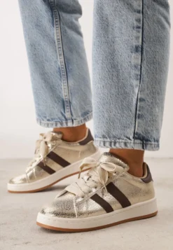 Złote Sneakersy Ozdobione Paskami Dolirenna