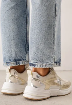 Złote Sneakersy Sznurowane Ozdobione Wstawkami z Materiału Eanfla
