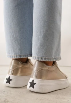 Złote Sneakersy VICES Ozdobione Gwiazdą i Błyszczącą Wstawką Oranatta